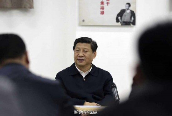 習(xí)近平來到焦裕祿干部學(xué)院和蘭考縣基層服務(wù)型黨組織建設(shè)培訓(xùn)班學(xué)員座談。
