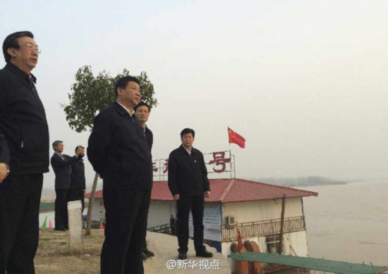 習近平來到黃河蘭考東壩頭段，這裡位於黃河典型的“豆腐腰”地段。總書記佇立岸邊眺望，向地方干部詢問黃河防汛情況，了解黃河灘區群眾生產生活情況。
