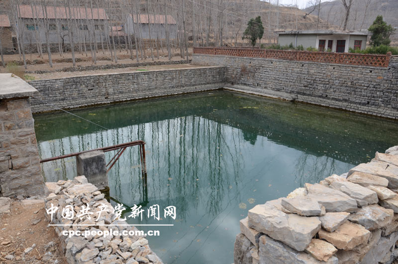 曾經的張家泉村用水十分困難，朱彥夫為帶領村民們找水，身體力行，帶頭跑在前面，有時候累的實在拖不動假肢，就用膝蓋跪行……到1960年止，張家泉村先后打井9口，解決了村民的生活用水問題。到70年代初，張家泉村終於打出了第一眼大口井——龍王廟大口井。圖為現在的龍王廟大口井。人民網記者高雷 攝