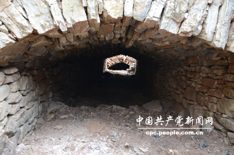 根據(jù)當(dāng)年朱彥夫的設(shè)計,張家泉村村民把1000多米長的“趕牛溝”建成了上為土地、下為暗渠的大工程。人民網(wǎng)記者高雷 攝