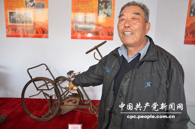 村民趙聖貴自豪的告訴記者，曾經騎著這輛三輪車載著老支書朱彥夫走過不知多少坎坷的道路。人民網記者高雷 攝