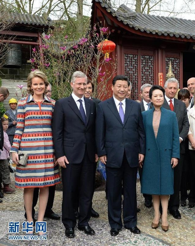 3月30日，國家主席習近平和比利時國王菲利普共同出席比利時天堂公園大熊貓園開園儀式。這是習近平和夫人彭麗媛同菲利普國王夫婦在象征友誼的玉蘭樹前合影。 新華社記者馬佔成攝