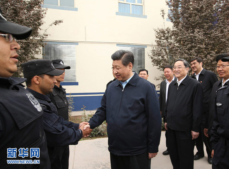 4月27日至30日，中共中央總書記、國家主席、中央軍委主席習(xí)近平在新疆考察。這是4月28日上午，習(xí)近平在喀什市公安局乃則爾巴格派出所同正在操練的民警親切握手。新華社記者 蘭紅光 攝