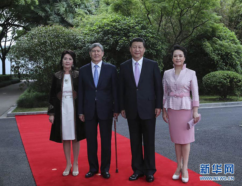 5月18日，國家主席習近平在上海同吉爾吉斯斯坦總統(tǒng)阿坦巴耶夫舉行會談。會談前，習近平在上海西郊會議中心廣場為阿坦巴耶夫舉行歡迎儀式。新華社記者 蘭紅光 攝
