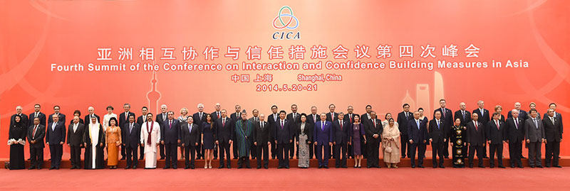 5月20日，國家主席習(xí)近平在上海國際會(huì)議中心舉行宴會(huì)，代表中國政府和人民，歡迎前來出席亞洲相互協(xié)作與信任措施會(huì)議第四次峰會(huì)的各國貴賓。這是習(xí)近平和夫人彭麗媛同與會(huì)外國及國際組織的領(lǐng)導(dǎo)人和代表夫婦集體合影。 新華社記者 馬佔(zhàn)成 攝