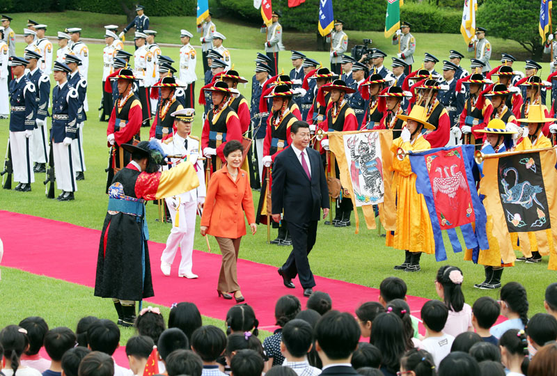 7月3日，國(guó)家主席習(xí)近平在首爾同韓國(guó)總統(tǒng)樸槿惠舉行會(huì)談。會(huì)談前，樸槿惠在青瓦臺(tái)總統(tǒng)府為習(xí)近平舉行隆重歡迎儀式。 新華社記者姚大偉攝