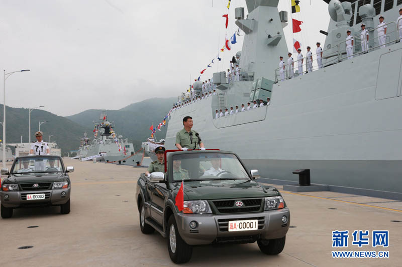 2013年4月9日，習(xí)近平登上敞篷車(chē)，依次檢閱岳陽(yáng)艦、衡水艦、玉林艦等艦艇。李剛 攝