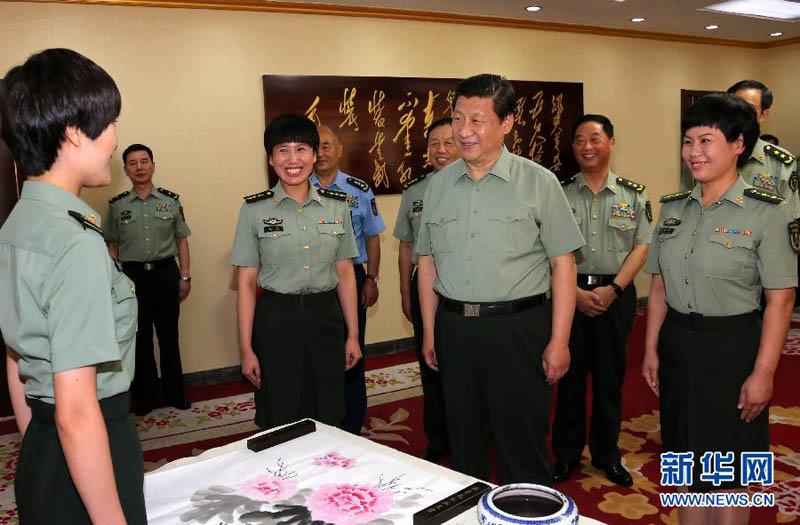 2013年7月29日，習(xí)近平與北京軍區(qū)某通信團(tuán)六連正在進(jìn)行才藝創(chuàng)作的官兵親切交談。李剛攝