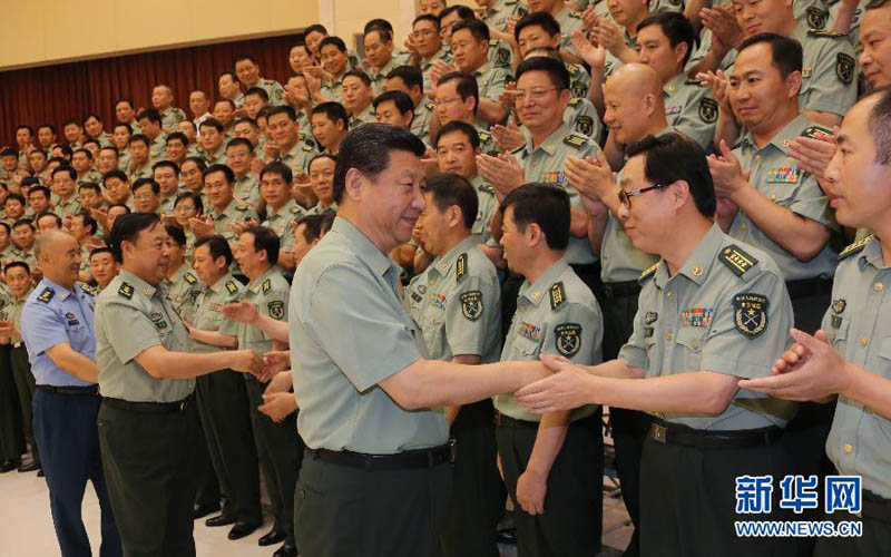 2013年7月29日，習近平親切接見北京軍區機關團以上干部。李剛攝