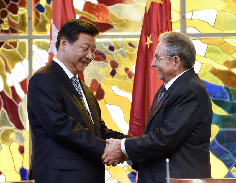 當地時間7月22日，國家主席習近平與古巴國務委員會主席兼部長會議主席勞爾·卡斯特羅在哈瓦那共同出席簽字儀式。兩國元首共同見証了雙方合作文件的簽署。新華社記者李學仁攝