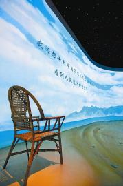 緬懷館緬懷廳內(nèi)，小平同志在北戴河使用過多年的藤椅。