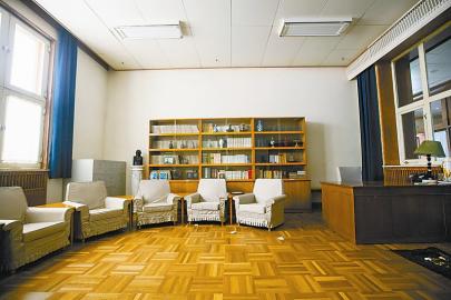 小平同志辦公室復(fù)制場景，簡單樸實。