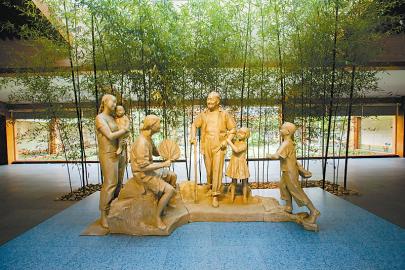 位於緬懷館序廳內(nèi)的雕塑家李向群的作品《老鄉(xiāng)同庚》。
