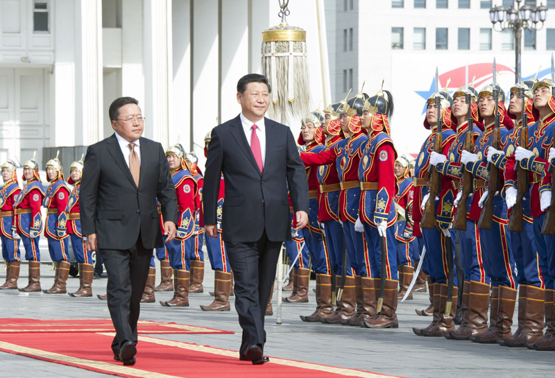 8月21日，國家主席習(xí)近平在烏蘭巴托同蒙古國總統(tǒng)額勒貝格道爾吉舉行會談。會談前，額勒貝格道爾吉在國家宮前廣場為習(xí)近平舉行隆重歡迎儀式。新華社記者 黃敬文 攝