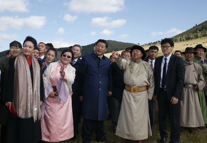 8月22日，國家主席習近平在蒙古國總統(tǒng)額勒貝格道爾吉陪同下前往烏蘭巴托市郊觀看那達慕。這是習近平和夫人彭麗媛同額勒貝格道爾吉夫婦觀看表演。新華社記者 鞠鵬 攝