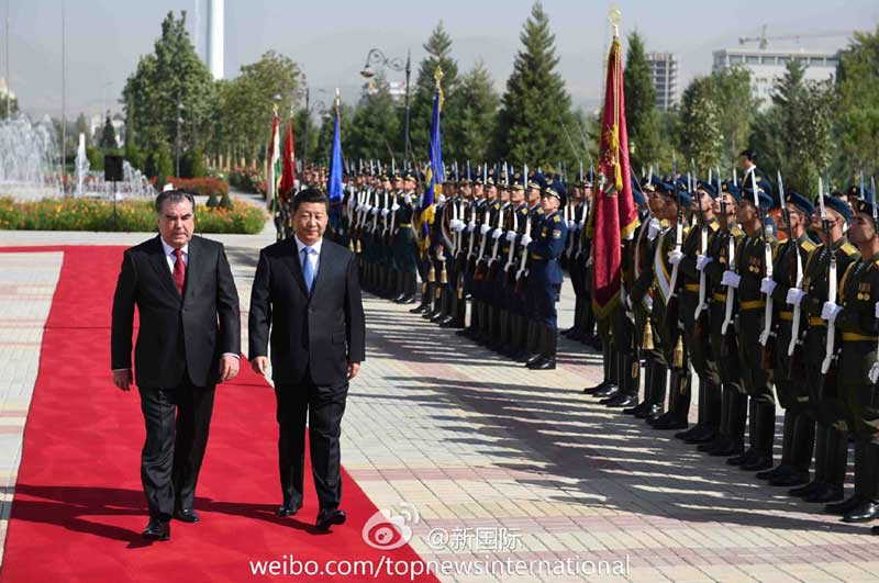 9月13日，習近平主席在杜尚別同塔吉克斯坦總統拉赫蒙會談，兩國元首就深化中塔關系達成重要共識。會談前，拉赫蒙在民族宮前廣場為習近平舉行隆重的歡迎儀式。習近平和夫人彭麗媛抵達時，受到拉赫蒙熱情迎接。習近平在拉赫蒙陪同下檢閱儀仗隊。（馬佔成）