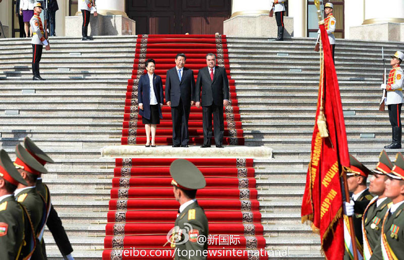 9月13日，習近平主席在杜尚別同塔吉克斯坦總統(tǒng)拉赫蒙會談，兩國元首就深化中塔關系達成重要共識。會談前，拉赫蒙在民族宮前廣場為習近平舉行隆重的歡迎儀式。習近平和夫人彭麗媛抵達時，受到拉赫蒙熱情迎接。習近平在拉赫蒙陪同下檢閱儀仗隊。（馬佔成）