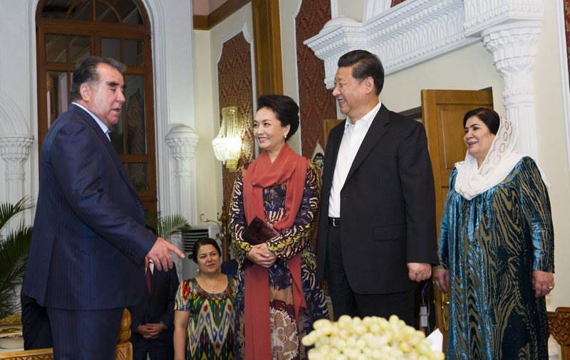 9月12日，國家主席習近平在杜尚別出席塔吉克斯坦總統拉赫蒙舉行的家宴。 這是習近平和夫人彭麗媛在拉赫蒙夫婦陪同下參觀總統官邸。新華社記者黃敬文攝 