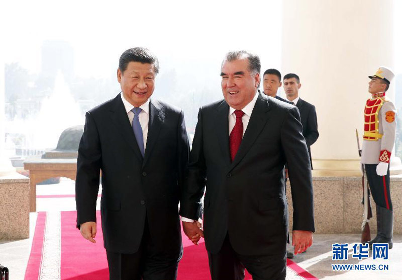 9月13日，國家主席習(xí)近平在杜尚別同塔吉克斯坦總統(tǒng)拉赫蒙舉行會談。 新華社記者黃敬文攝