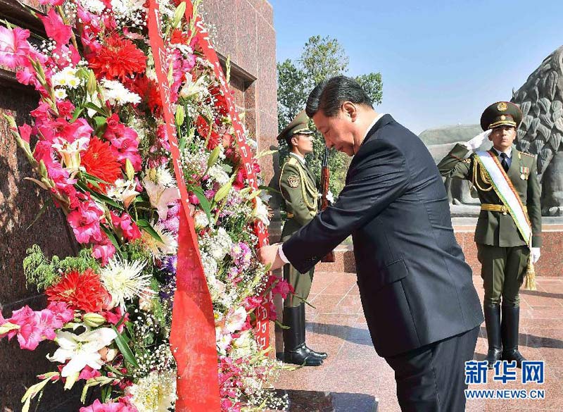 9月13日，國家主席習近平在杜尚別向塔吉克斯坦民族和解與復興紀念碑獻花圈。 新華社記者李濤攝