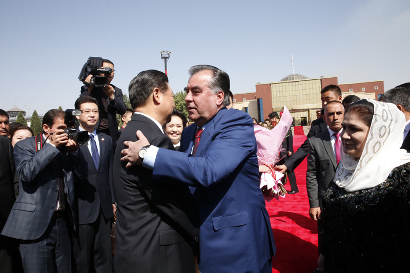 9月14日，國家主席習近平結束對塔吉克斯坦的國事訪問，乘坐專機離開杜尚別。拉赫蒙總統夫婦專程到機場為習近平和夫人彭麗媛送行。新華社記者 鞠鵬 攝