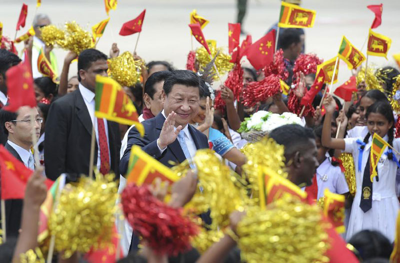 9月16日，國家主席習(xí)近平抵達(dá)科倫坡，開始對斯裡蘭卡進(jìn)行國事訪問。在班達(dá)拉奈克國際機(jī)場，習(xí)近平和夫人彭麗媛受到拉賈帕克薩總統(tǒng)夫婦熱情迎接。新華社記者謝環(huán)馳攝