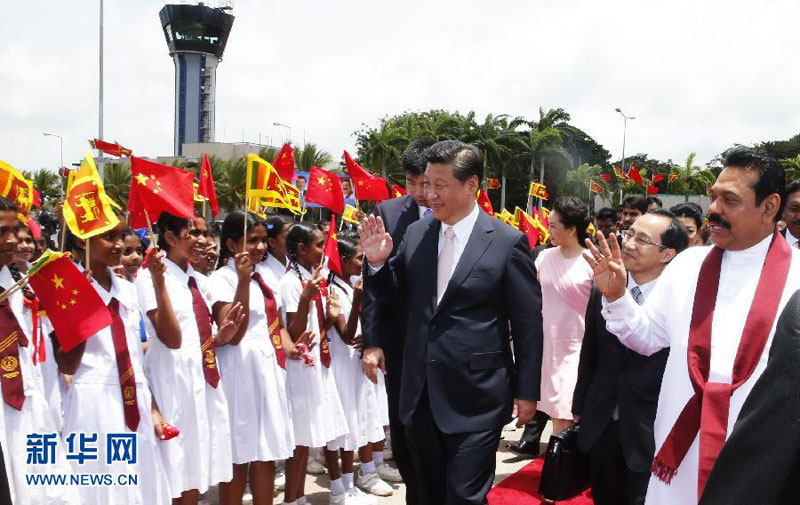 9月17日，國家主席習近平結束對斯裡蘭卡的國事訪問，啟程前往艾哈邁達巴德開始對印度進行國事訪問，斯裡蘭卡總統拉賈帕克薩專程到機場送行。新華社記者 鞠鵬 攝