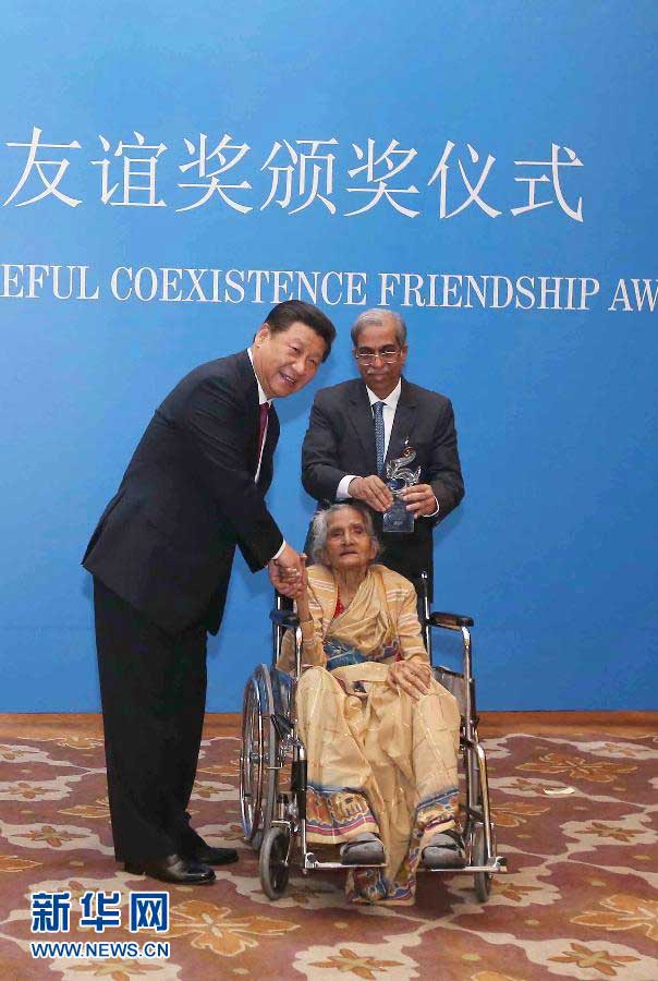 9月19日，國家主席習(xí)近平在新德裡會見印度友好人士、友好團體代表，並頒發(fā)和平共處五項原則友誼獎，表彰他們長期致力於中印友好事業(yè)。新華社記者龐興雷攝