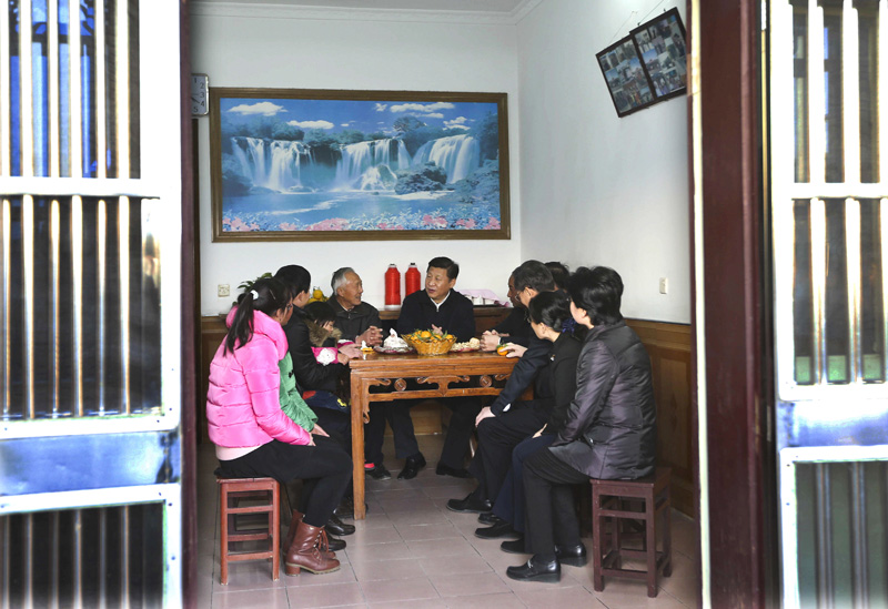 12月13日至14日，中共中央總書記、國家主席、中央軍委主席習近平在江蘇調研。這是13日下午，習近平在鎮江市丹徒區世業鎮永茂圩自然村調研時到村民洪家勇家中看望。新華社記者 蘭紅光 攝