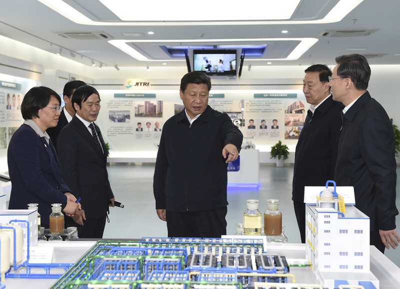 12月13日至14日，中共中央總書記、國家主席、中央軍委主席習近平在江蘇調研。這是13日，習近平在江蘇省產業技術研究院調研。新華社記者 李學仁 攝
