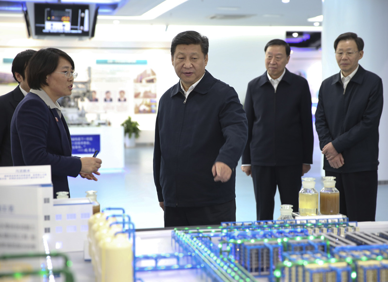 12月13日至14日，中共中央總書記、國家主席、中央軍委主席習(xí)近平在江蘇調(diào)研。這是13日下午，習(xí)近平在江蘇省產(chǎn)業(yè)技術(shù)研究院了解研發(fā)產(chǎn)品的性能、市場應(yīng)用、產(chǎn)業(yè)前景等情況。新華社記者 蘭紅光 攝