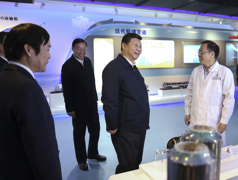 12月13日至14日，中共中央總書記、國家主席、中央軍委主席習近平在江蘇調研。這是13日下午，習近平在江蘇省產業技術研究院了解研發產品的性能、市場應用、產業前景等情況。新華社記者 蘭紅光 攝