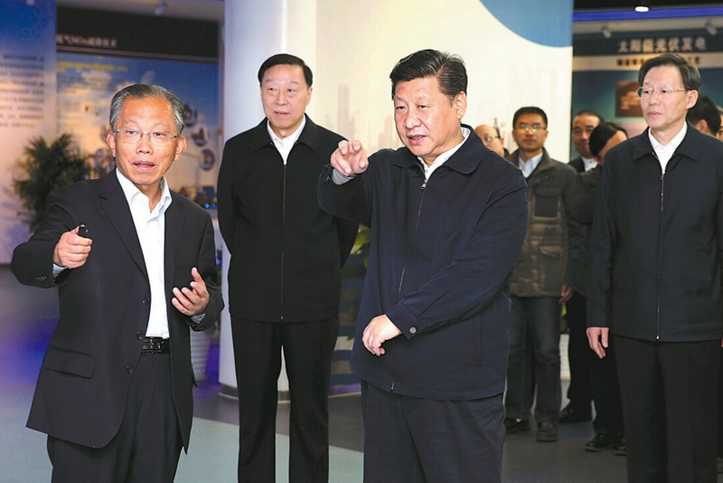 習(xí)近平在江蘇省產(chǎn)業(yè)技術(shù)研究院觀看成果演示，了解江蘇省推動科技體制改革和科技創(chuàng)新體系建設(shè)有關(guān)情況。 新華日報記者 於先雲(yún)攝
