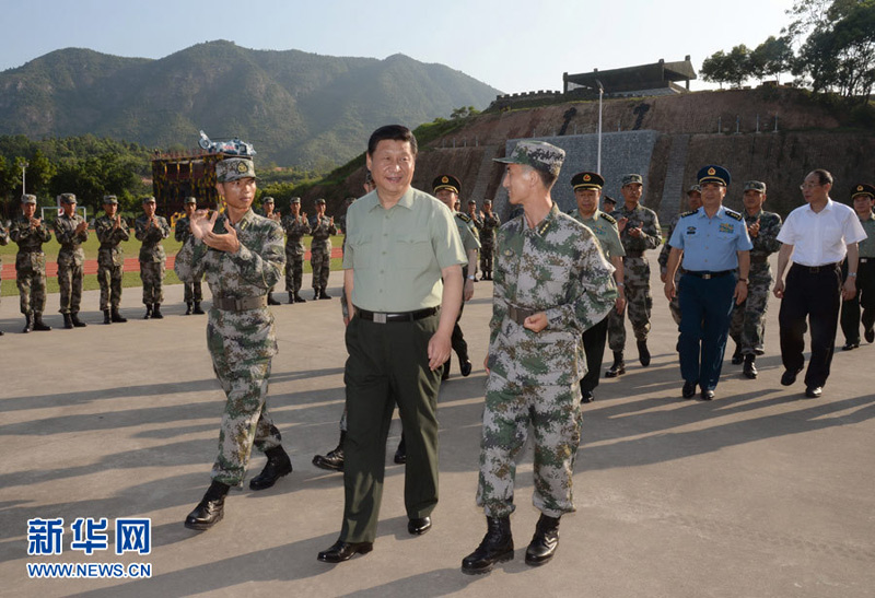 八一建軍節到來之際，中共中央總書記、國家主席、中央軍委主席習近平來到福建，親切看望慰問部隊官兵和雙擁模范代表，代表黨中央、中央軍委向解放軍指戰員、武警部隊官兵、民兵預備役人員致以誠摯的問候和節日的祝賀。這是7月30日，習近平看望慰問第31集團軍某師官兵。 新華社記者李剛攝
