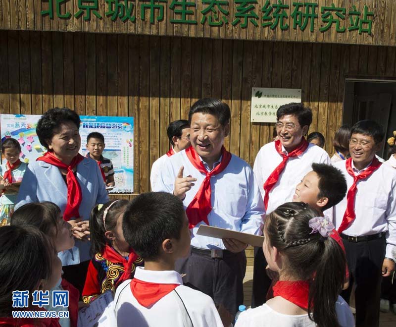 2013年5月29日，習(xí)近平在北京市少年宮參加“快樂童年放飛希望”主題隊(duì)日活動(dòng)。這是習(xí)近平在和孩子們談對(duì)環(huán)保的認(rèn)識(shí)和理解。 新華社記者李學(xué)仁攝