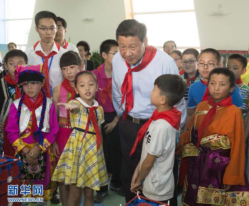 2013年5月29日，習近平在北京市少年宮參加“快樂童年放飛希望”主題隊日活動。這是習近平在察看孩子們進行“美好家園創(chuàng)意搭建”的情況。 新華社記者李學仁攝