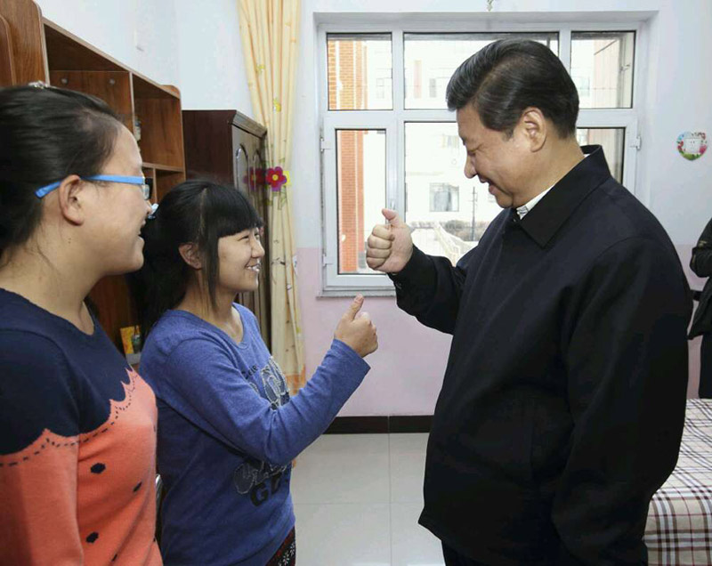 在福利院，習近平看望了聾啞女孩王雅妮和放假“回家”的大學生閆志淨，問學習，說志向，翻看手語書和相冊?？吹胶⒆觽兘】党砷L，他十分高興，祝願她們學業有成。小雅妮彎了彎大拇指，用啞語表示“謝謝”。習近平也伸出大拇指學：“是‘好’，彎一彎是‘謝謝’?！? ></a><br><center><font color='#000000'>在福利院，習近平看望了聾啞女孩王雅妮和放假“回家”的大學生閆志淨，問學習，說志向，翻看手語書和相冊?？吹胶⒆觽兘】党砷L，他十分高興，祝願她們學業有成。小雅妮彎了彎大拇指，用啞語表示“謝謝”。習近平也伸出大拇指學：“是‘好’，彎一彎是‘謝謝’。”</font></center></dd>
    <dt style=