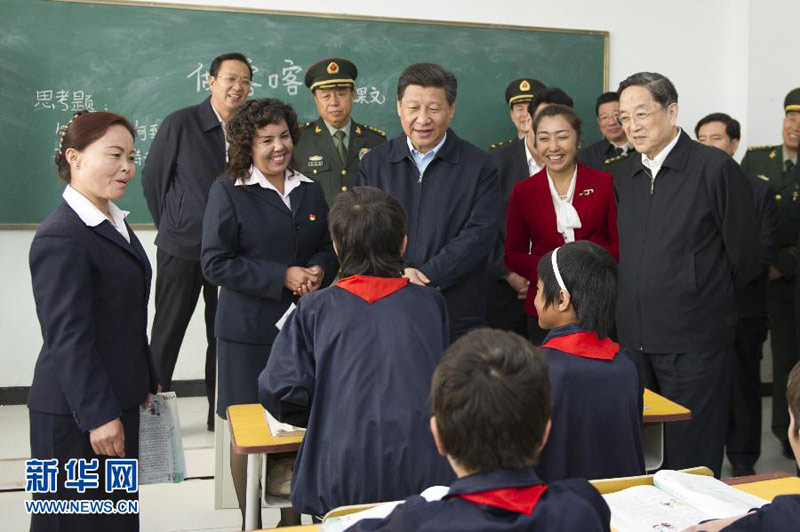 2014年4月27日至30日，習(xí)近平在新疆考察。這是4月28日上午，習(xí)近平在疏附縣托克扎克鎮(zhèn)中心小學(xué)與六年級一班的學(xué)生交談。新華社記者謝環(huán)馳攝