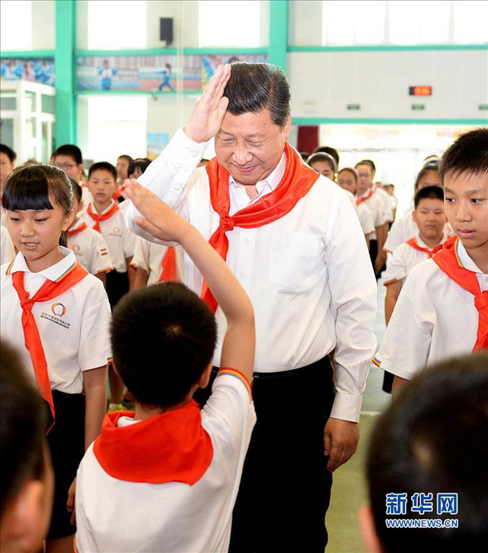 2014年5月30日上午，習(xí)近平來到北京市海澱區(qū)民族小學(xué)，參加慶祝“六一”國際兒童節(jié)活動。這是習(xí)近平參加少先隊入隊儀式。新華社記者 李濤 攝