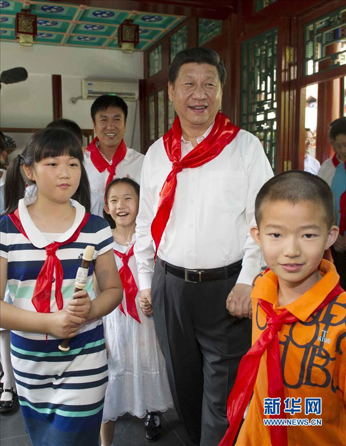 2014年5月30日上午，習近平來到北京市海澱區(qū)民族小學，參加慶祝“六一”國際兒童節(jié)活動。 新華社記者謝環(huán)馳 攝