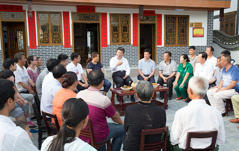 16日下午，習近平在遵義縣楓香鎮花茂村同村民座談。新華社記者 黃敬文 攝