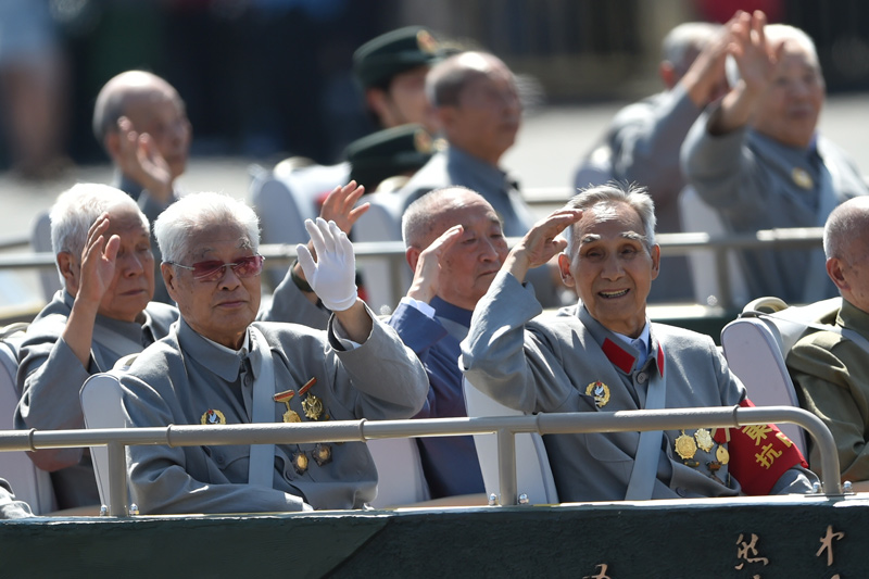 9月3日，中國人民抗日戰(zhàn)爭暨世界反法西斯戰(zhàn)爭勝利70周年紀(jì)念大會在北京隆重舉行。這是抗戰(zhàn)老兵乘車方隊(duì)。新華社記者朱崢攝