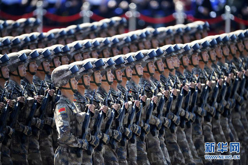 9月3日，中國(guó)人民抗日戰(zhàn)爭(zhēng)暨世界反法西斯戰(zhàn)爭(zhēng)勝利70周年紀(jì)念大會(huì)在北京隆重舉行。這是英模部隊(duì)方隊(duì)接受檢閱。 新華社記者 普布扎西 攝