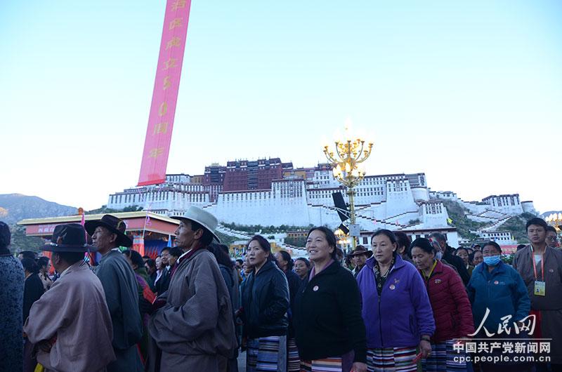 參加西藏自治區成立50周年慶祝大會的群眾。人民網 趙綱攝