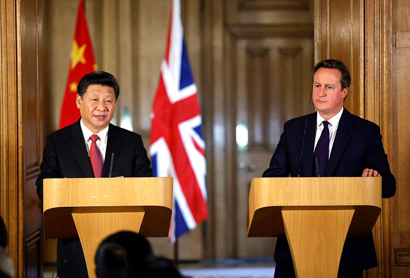 10月21日，國家主席習(xí)近平在倫敦唐寧街首相府同英國首相卡梅倫舉行會談。這是會談結(jié)束后，習(xí)近平和卡梅倫共同會見記者。新華社記者 鞠鵬 攝