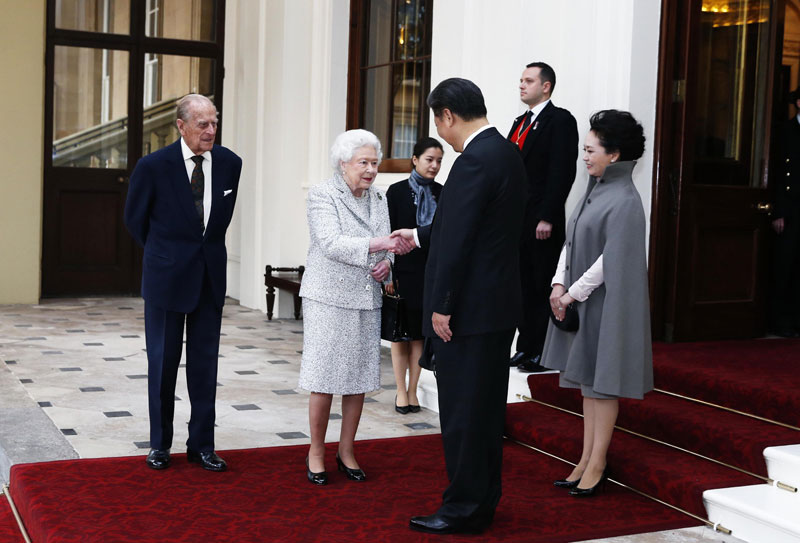 10月22日，國家主席習近平和夫人彭麗媛離開白金漢宮。離開前，英國女王伊麗莎白二世和丈夫菲利普親王專門前來同習近平夫婦親切話別。新華社記者 鞠鵬 攝