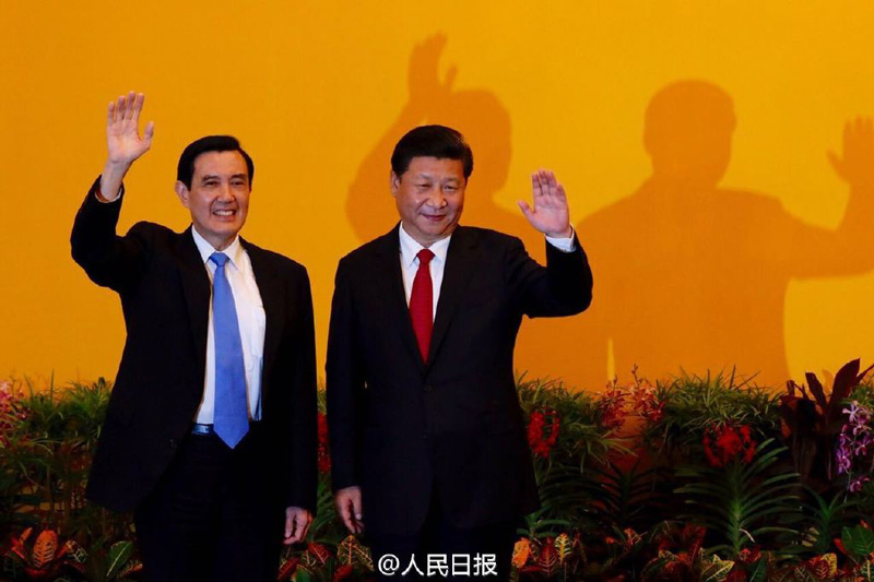 當(dāng)?shù)貢r(shí)間7日下午3時(shí)，兩岸領(lǐng)導(dǎo)人會面在新加坡香格裡拉大酒店正式舉行，習(xí)近平、馬英九同時(shí)步入會見大廳。在數(shù)百名中外媒體記者的矚目下，在響成一片的快門聲中，兩岸領(lǐng)導(dǎo)人的手緊緊握在一起，共同翻開兩岸關(guān)系歷史性的一頁。這一刻將載入兩岸關(guān)系史冊。(圖據(jù)人民日報(bào)法人微博)