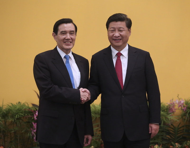 11月7日，兩岸領(lǐng)導(dǎo)人會面在新加坡香格裡拉大酒店舉行。這是習(xí)近平同馬英九握手。新華社記者 蘭紅光 攝