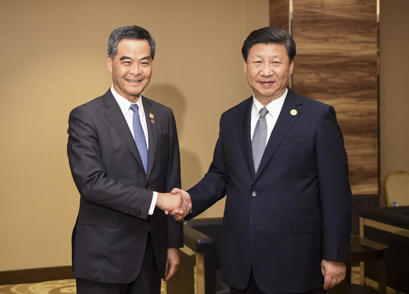 11月18日，國家主席習(xí)近平在菲律賓馬尼拉會見前來出席亞太經(jīng)合組織第二十三次領(lǐng)導(dǎo)人非正式會議的香港特別行政區(qū)行政長官梁振英。新華社記者 謝環(huán)馳 攝
