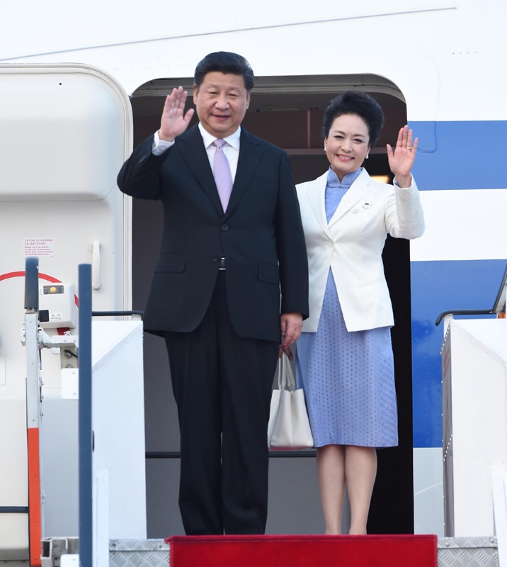 11月6日，國家主席習近平抵達新加坡，開始對新加坡進行國事訪問。這是習近平和夫人彭麗媛步出艙門。新華社記者 張鐸 攝